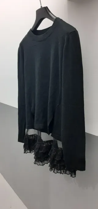Jersey negro de mujer con encajes de tul