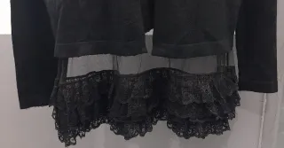 Jersey negro de mujer con encajes de tul