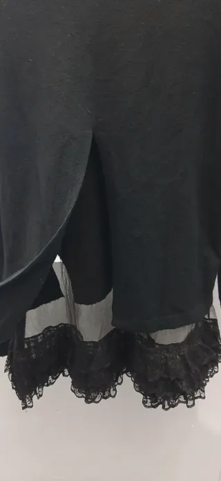 Jersey negro de mujer con encajes de tul