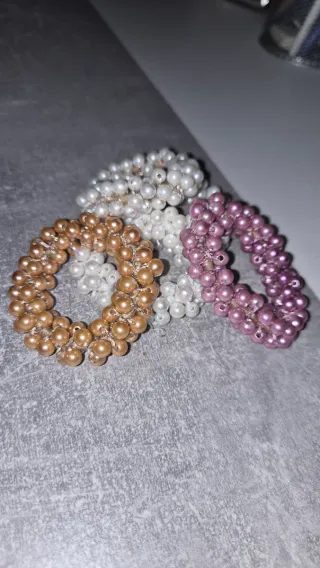 Gomas de pelo perlas doradas y moradas