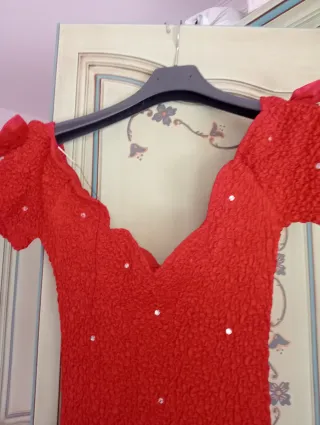 Vestido de fiesta rojo con pedrería