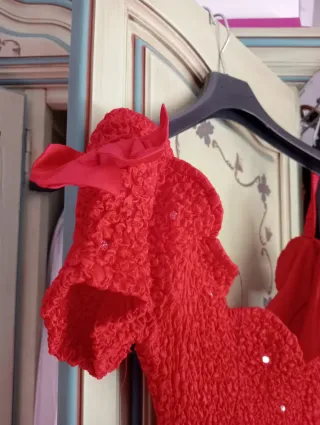 Vestido de fiesta rojo con pedrería