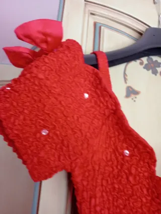Vestido de fiesta rojo con pedrería