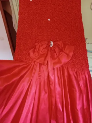 Vestido de fiesta rojo con pedrería