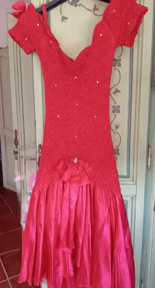 Vestido de fiesta rojo con pedrería