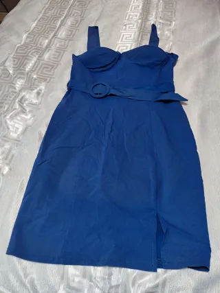 Vestido azul con cinturón
