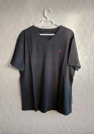 Camiseta Polo Ralph Lauren, cuello en pico.