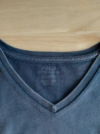 Camiseta Polo Ralph Lauren, cuello en pico.