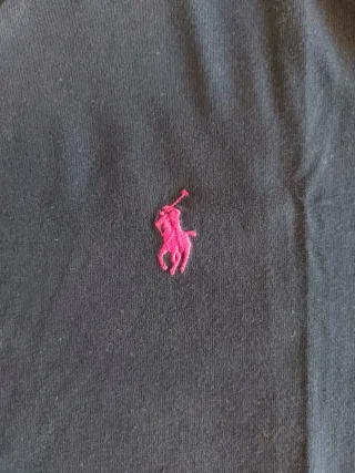 Camiseta Polo Ralph Lauren, cuello en pico.