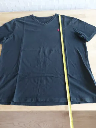 Camiseta Polo Ralph Lauren, cuello en pico.