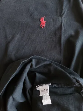 Camiseta Polo Ralph Lauren, cuello en pico.