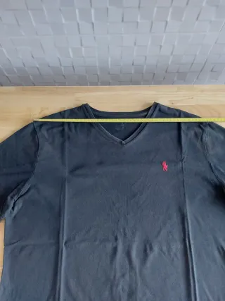 Camiseta Polo Ralph Lauren, cuello en pico.