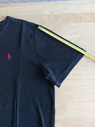 Camiseta Polo Ralph Lauren, cuello en pico.