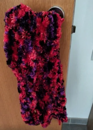 Bufanda de pelo morado y rojo