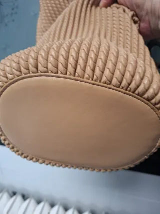 Bolso saco beige con detalle metálico