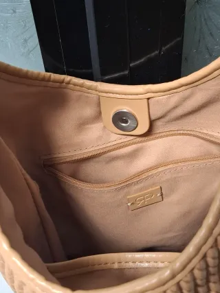 Bolso saco beige con detalle metálico
