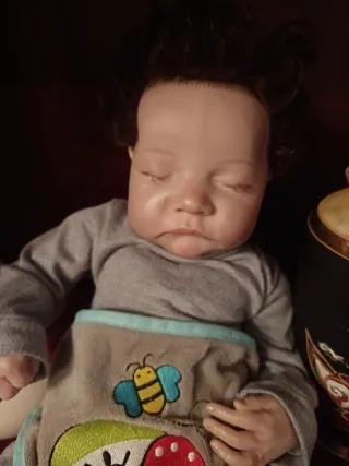 Muñeca Reborn realista.