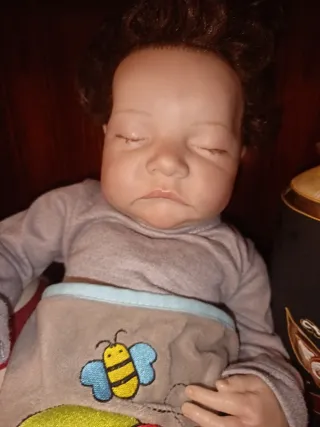 Muñeca Reborn realista.