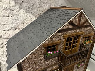 Casa di bambole vintage in pietra e legno