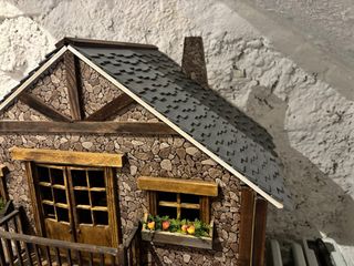 Casa di bambole vintage in pietra e legno