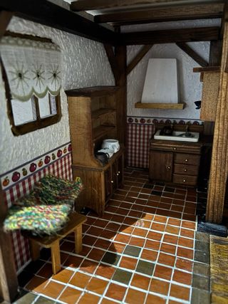 Casa di bambole vintage in pietra e legno