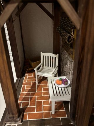 Casa di bambole vintage in pietra e legno