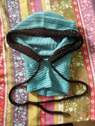 Gorro de invierno tejido a mano azul y negro