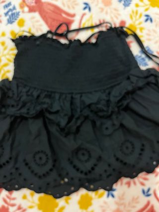 Blusa negra con volantes y bordado