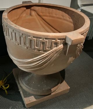 Grande vaso in terracotta con decorazioni