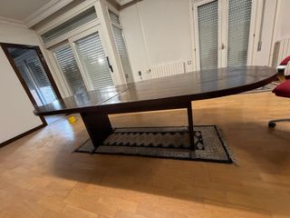 Mesa de comedor ovalada de madera maciza