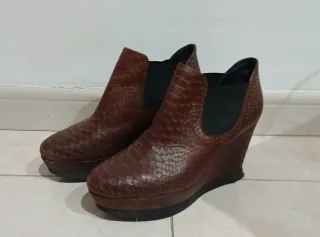Botines de cuña piel serpiente marrones