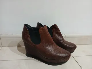 Botines de cuña piel serpiente marrones