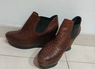 Botines de cuña piel serpiente marrones
