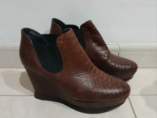Botines de cuña piel serpiente marrones