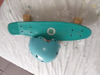 Monopatín y casco azul