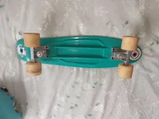 Monopatín y casco azul