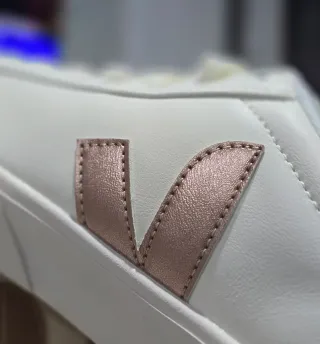Zapatillas Veja blancas y doradas