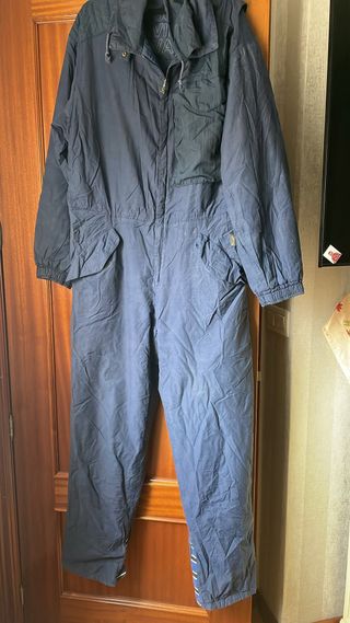 Monos de nieve rojos y negros