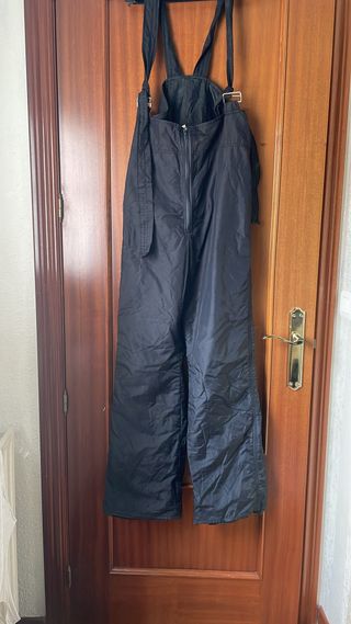 Monos de nieve rojos y negros