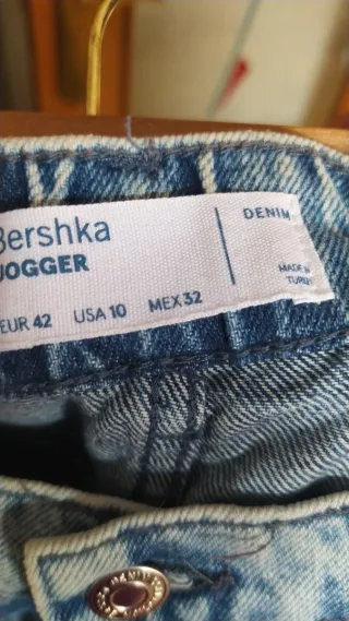 Pantalón vaquero estampado graffiti