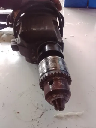 Taladro eléctrico en buen estado