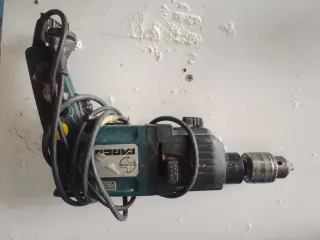 Taladro eléctrico en buen estado