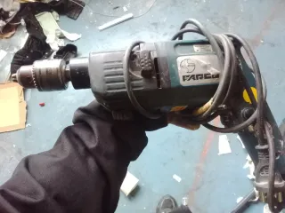 Taladro eléctrico en buen estado