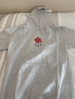 Sudadera gris con rosa roja