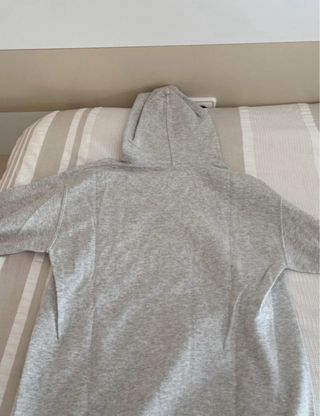 Sudadera gris con rosa roja