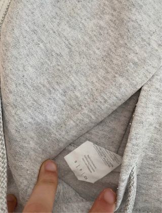 Sudadera gris con rosa roja