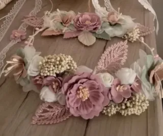 Tocado comunión flores beige y rosa