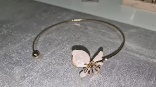 Collar dorado con flor blanca