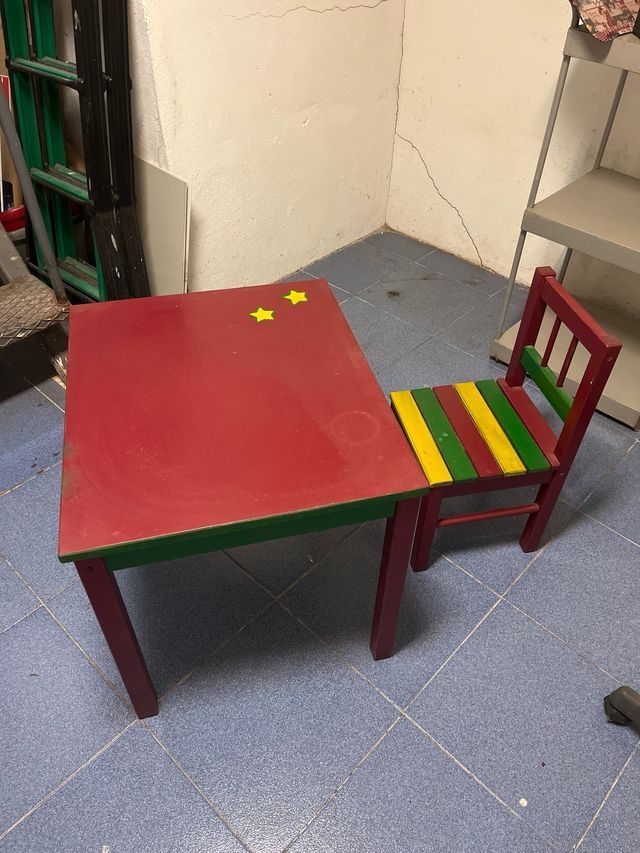 Mesa y silla infantil de madera