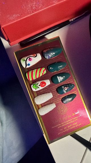 Set de uñas press on.